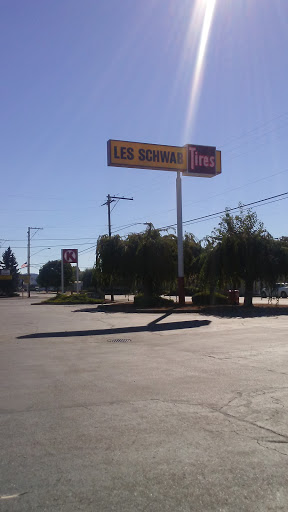 Tire Shop «Les Schwab Tire Center», reviews and photos, 1710 Monmouth St, Independence, OR 97351, USA