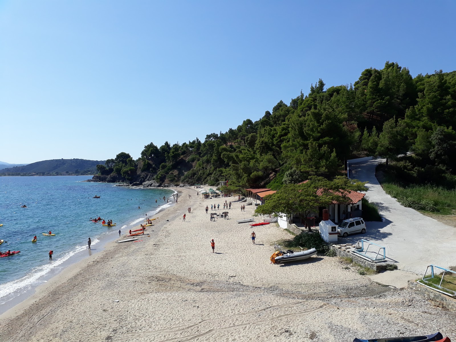 Foto di Paralia Ag. Nikolaos II con una superficie del sabbia con ciottolame