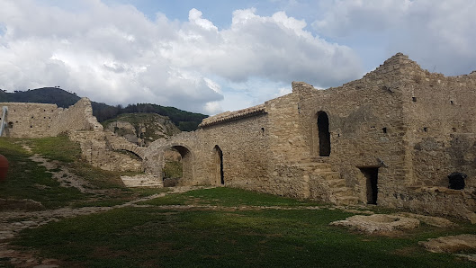 Castello Angioino di Savuto - Il Guardiano del Fiume Via Dei Martiri 16 Marzo, 26, 87030 Cleto CS, Italia