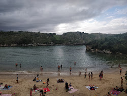 Poo Plajı'in fotoğrafı dağlarla çevrili