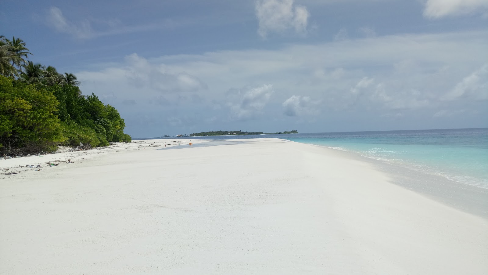 Foto di Ungulu Island Beach con una superficie del acqua cristallina