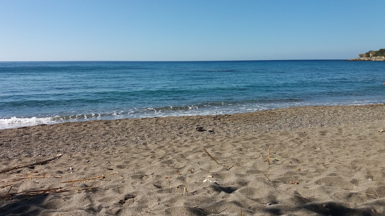 Foto von Livadi beach mit sehr sauber Sauberkeitsgrad