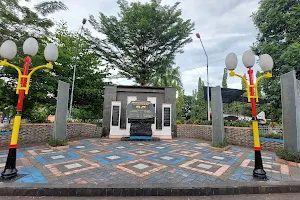 Monumen Gempa Padang image