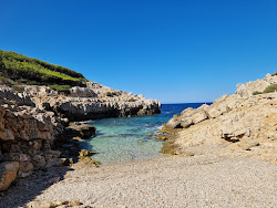 Foto von Zone de baignade du sentier du Littoral umgeben von Bergen