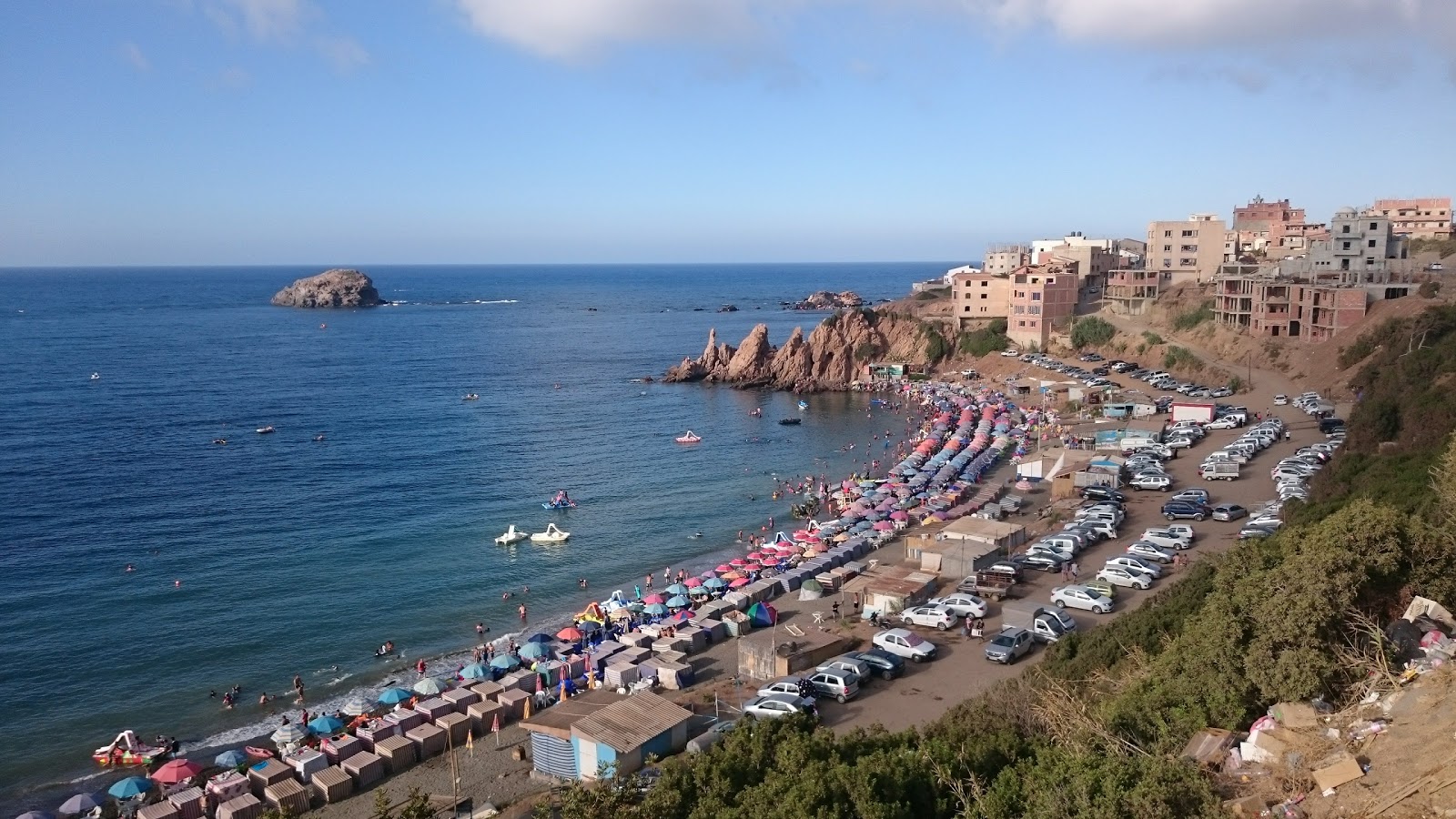 Fotografie cu Plage Bleu cu o suprafață de pietricel alb fin