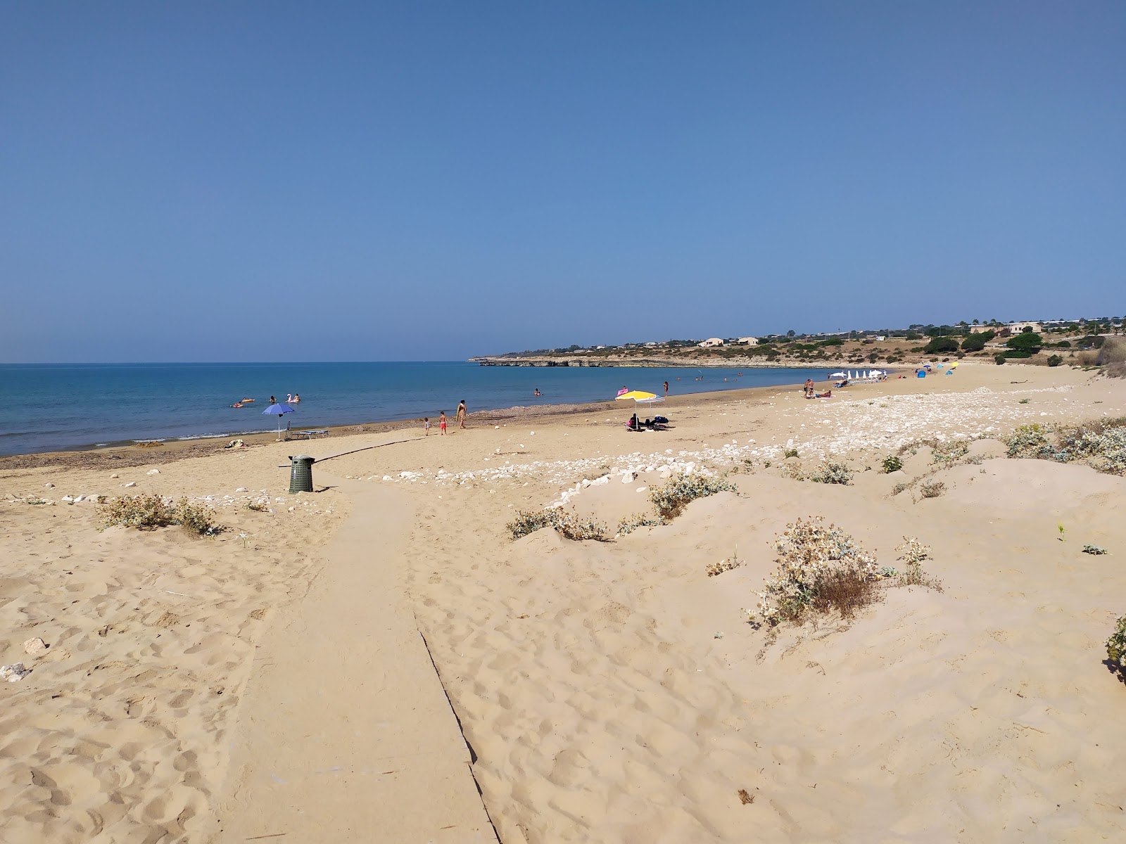 Foto di Spiaggia Costa di Carro con una superficie del sabbia fine marrone