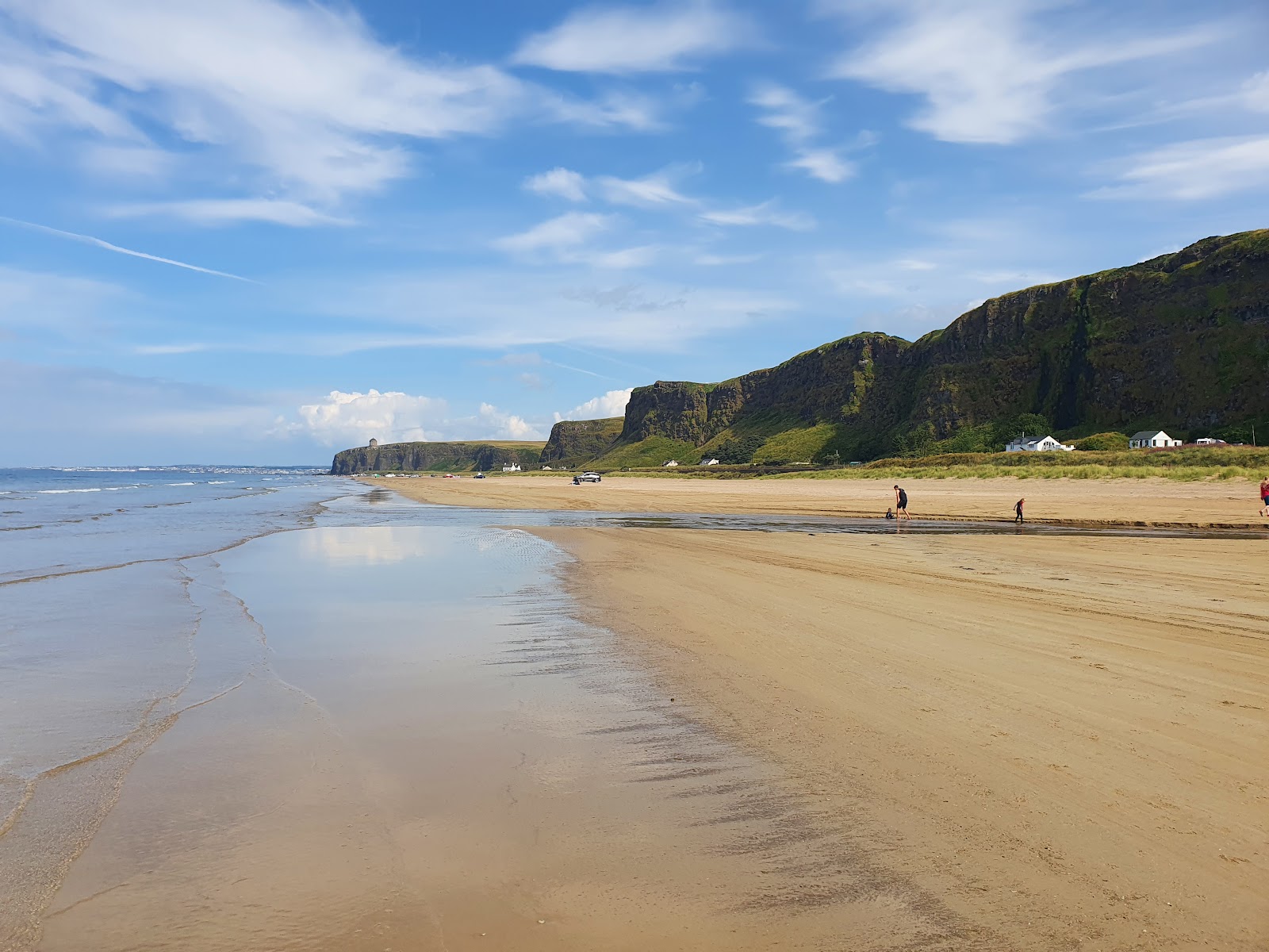 Foto de Playa de Benone con arena fina beige superficie