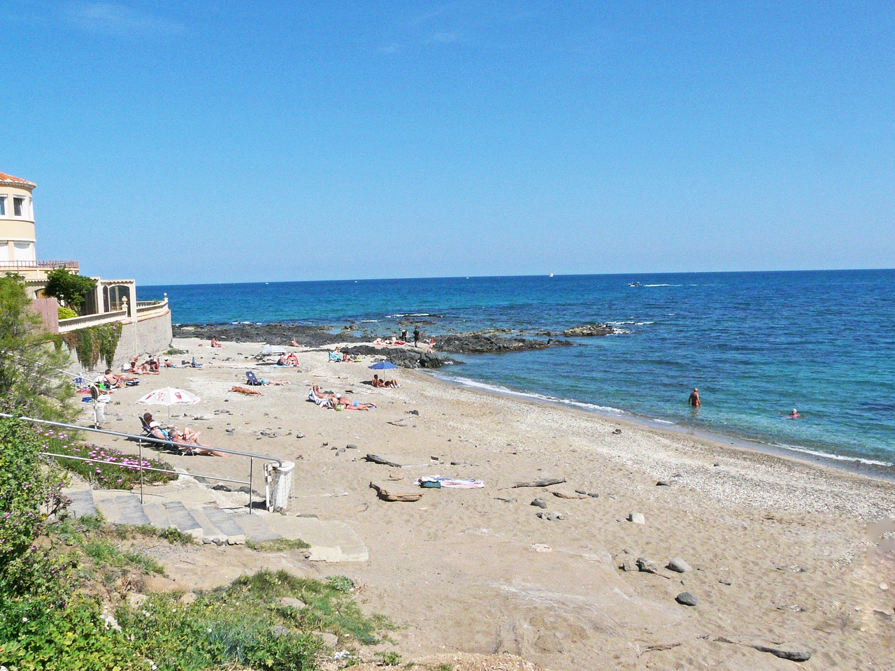Foto von Plage de la Dalle mit beiger sand Oberfläche