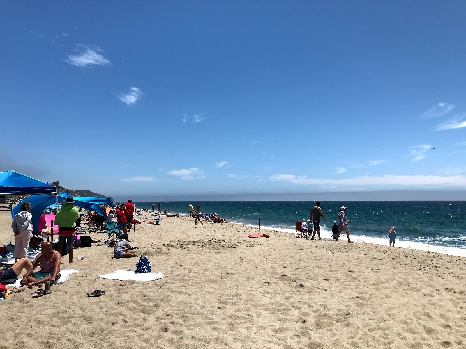 Φωτογραφία του Zuma Beach με τυρκουάζ νερό επιφάνεια