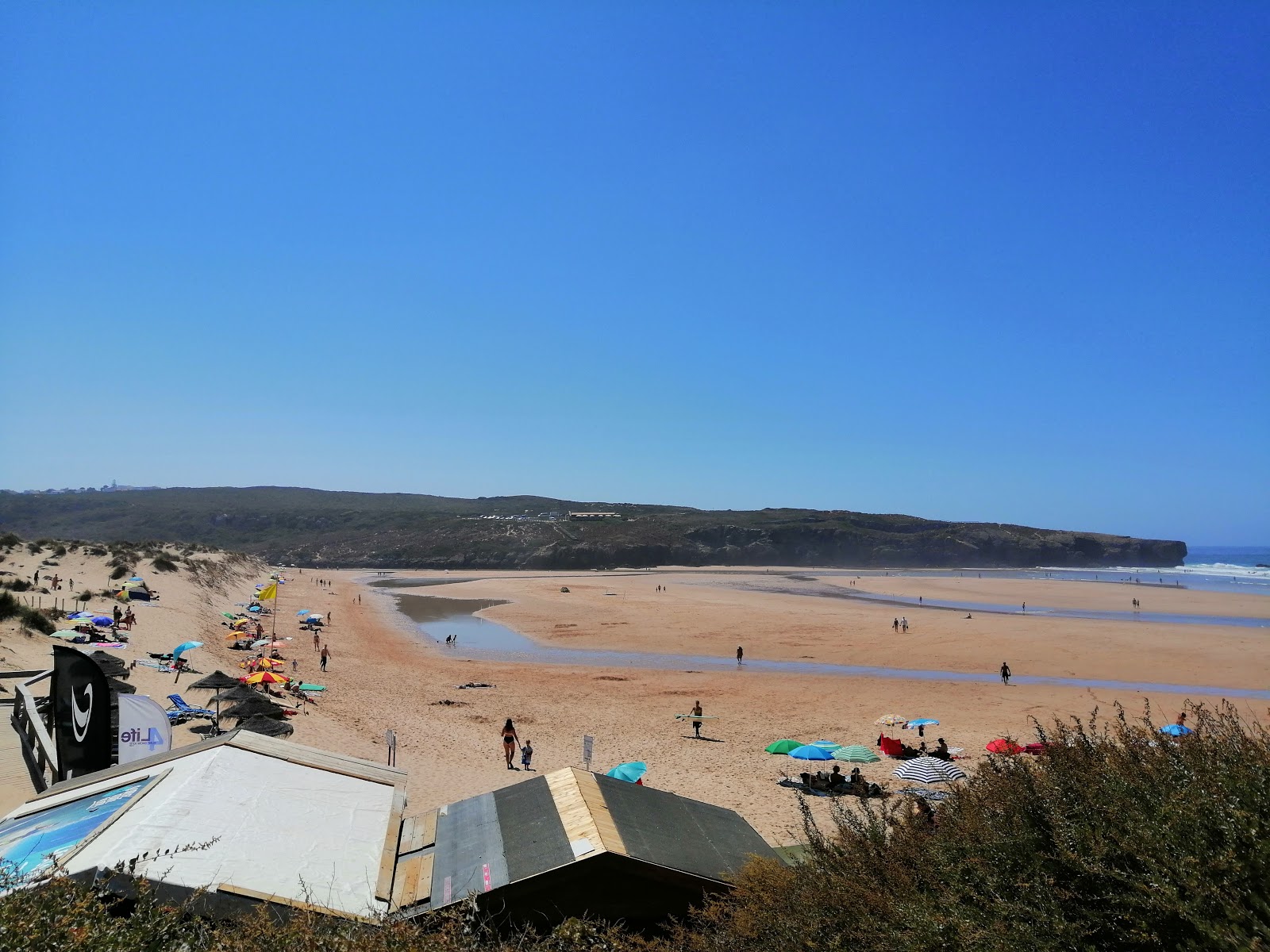 Foto von Praia da Amoreira von Klippen umgeben
