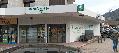 Carrefour City à Thônes