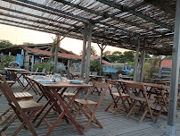Atmosphère du Bar-restaurant à huîtres La Cabane du Phare à Lège-Cap-Ferret - n°1