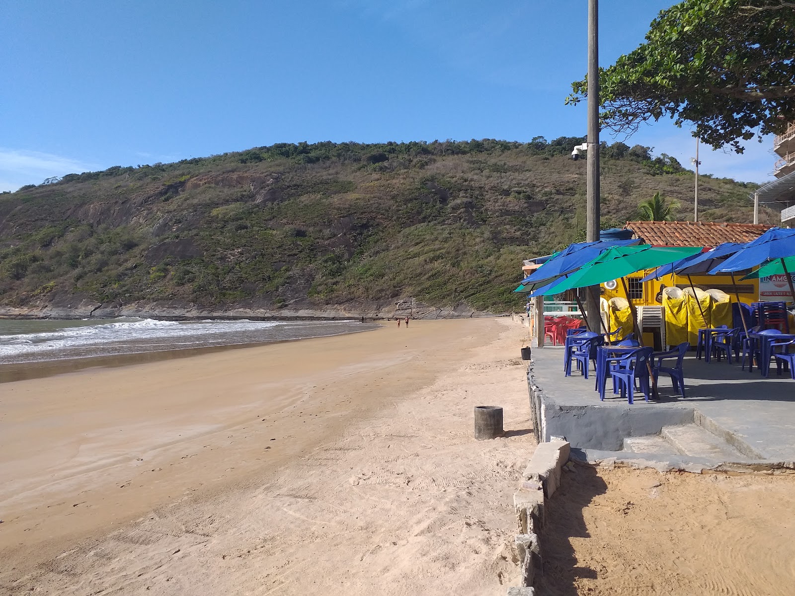 Foto von Cerca Strand von Klippen umgeben