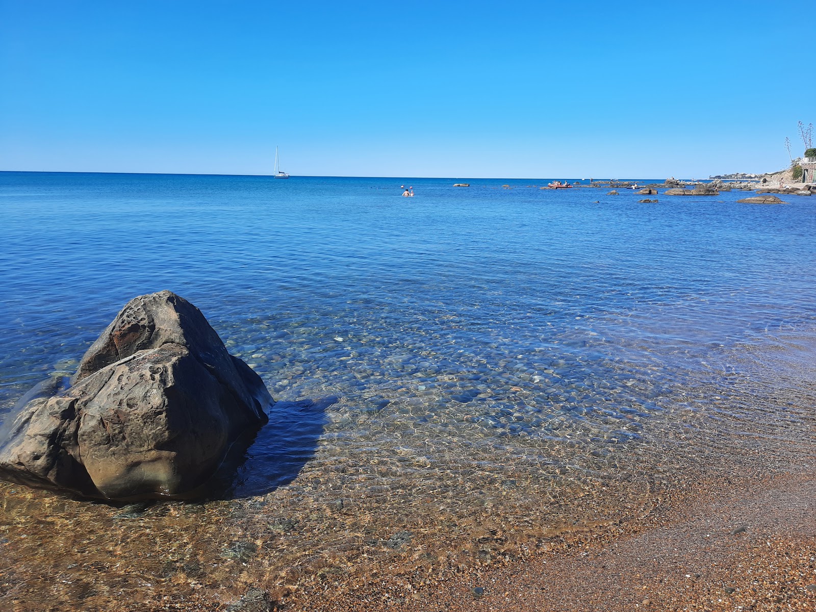 Foto av La spiaggia bella med grå fin sten yta