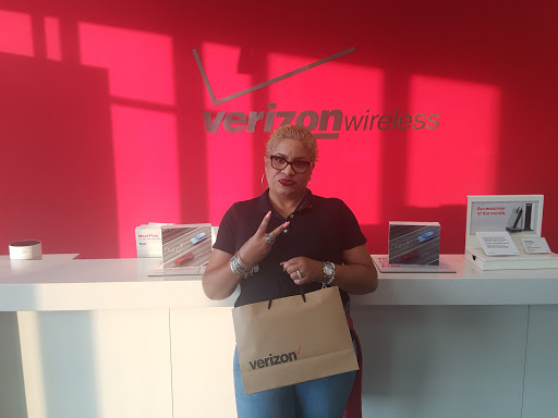 Cell Phone Store «Verizon», reviews and photos, 8919 Woodyard Rd b, Clinton, MD 20735, USA