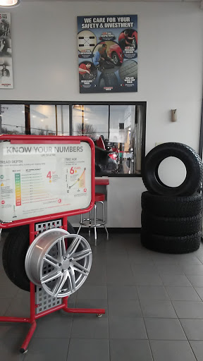 Tire Shop «Discount Tire Store - Algonquin, IL», reviews and photos, 2341 W Algonquin Rd, Algonquin, IL 60102, USA