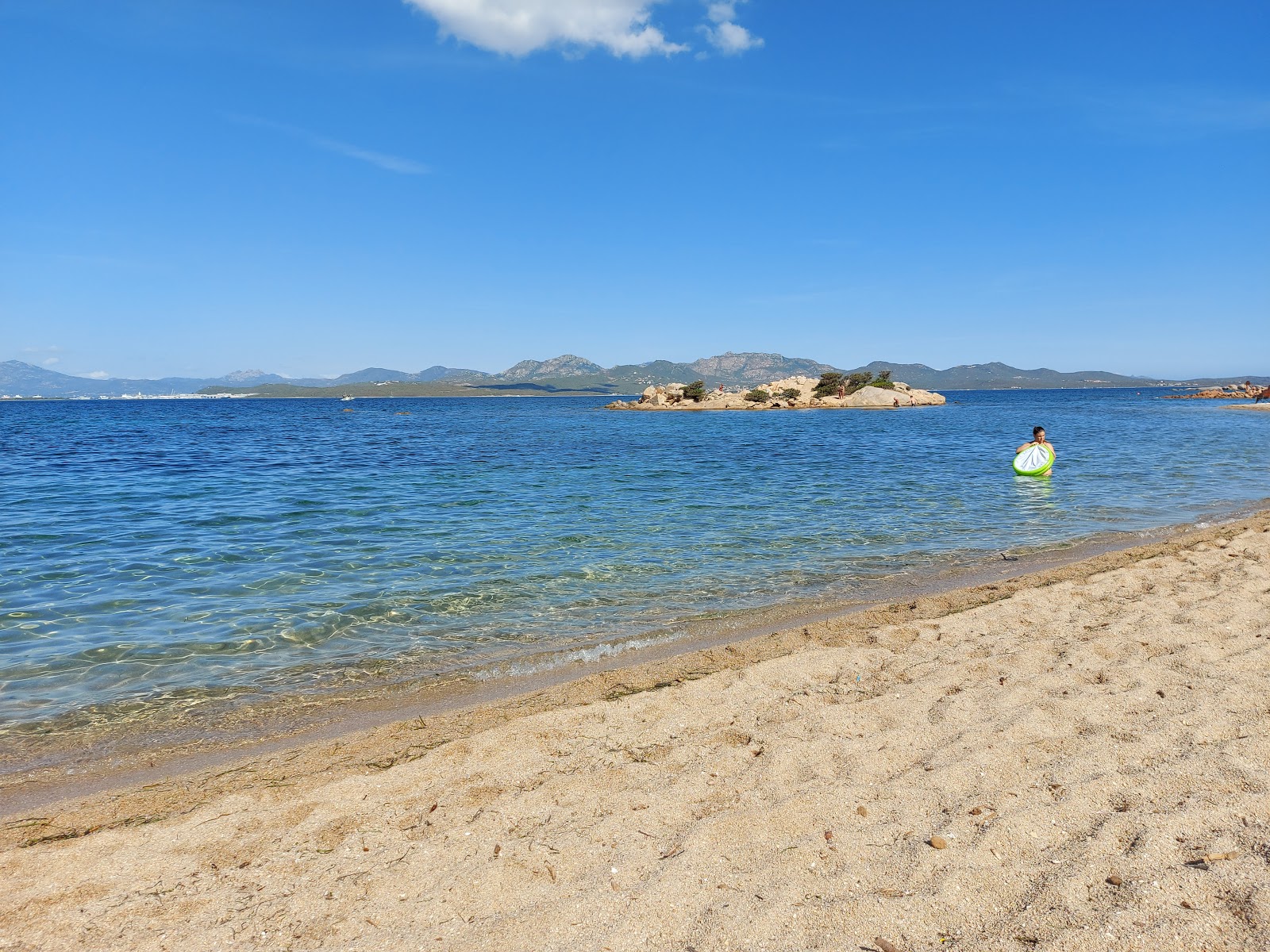 Foto van Spiaggia Li Cuncheddi met ruime baai