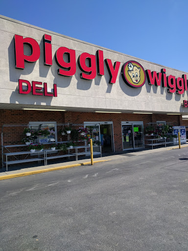 Grocery Store «Piggly Wiggly», reviews and photos, 18 Perry Morris Square, Milton, WV 25541, USA