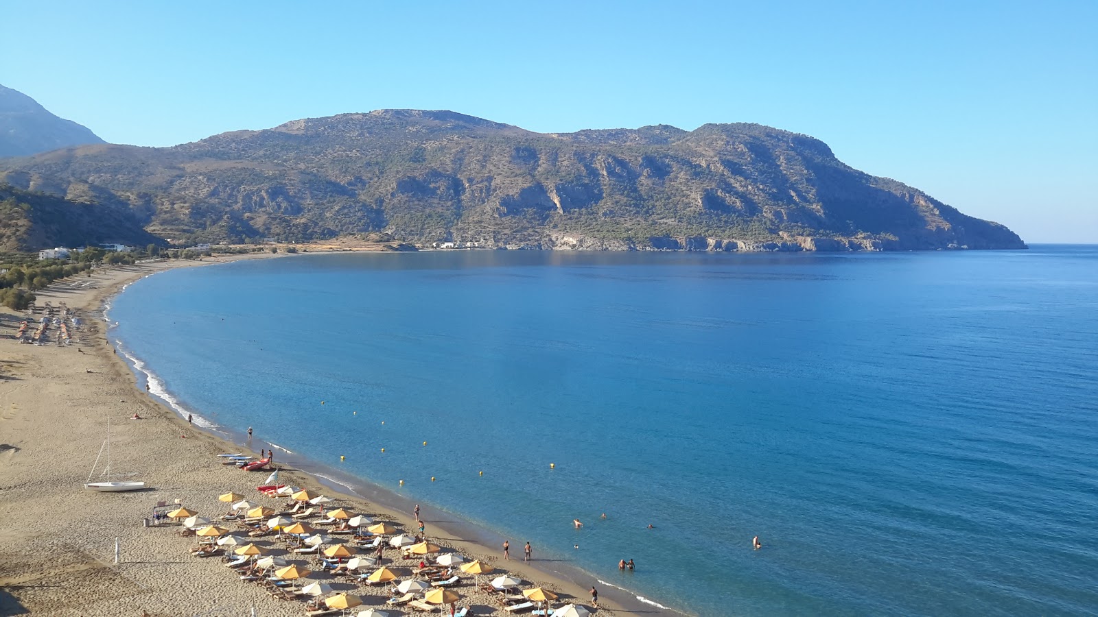 Limniatis beach'in fotoğrafı uçurumlarla desteklenmiş