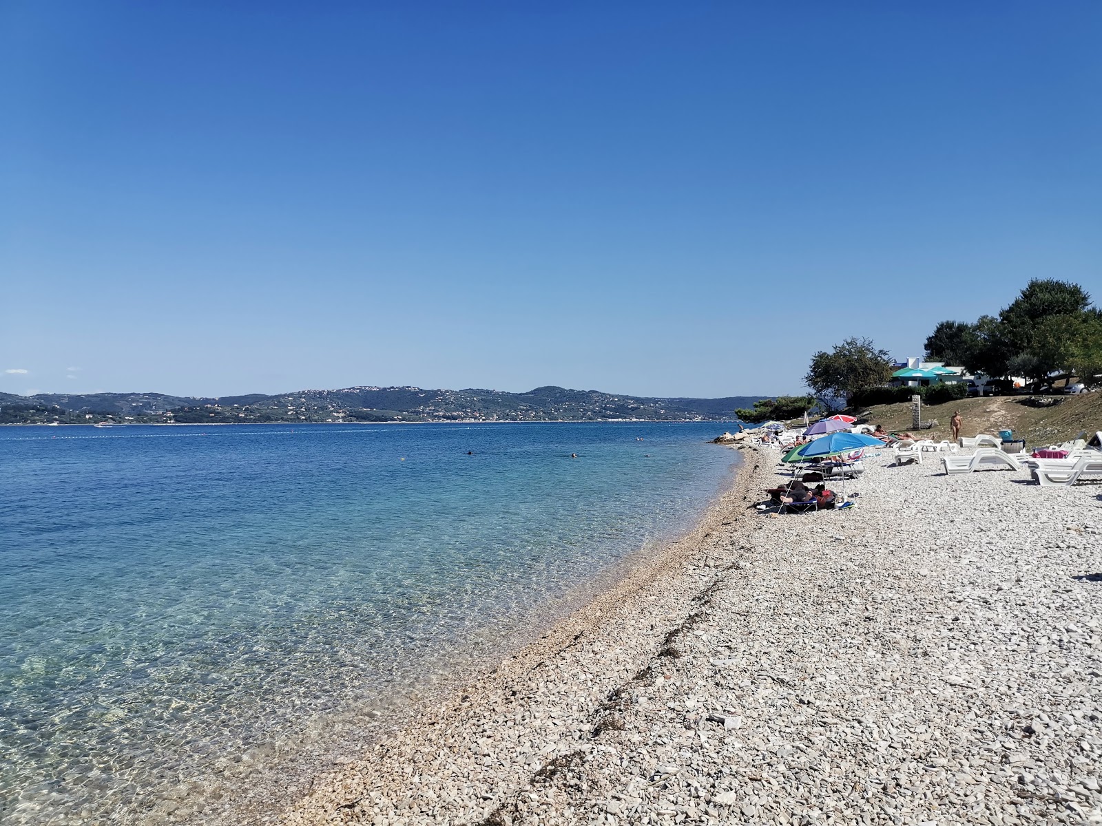 Foto von Kanegra beach III mit beiger kiesel Oberfläche