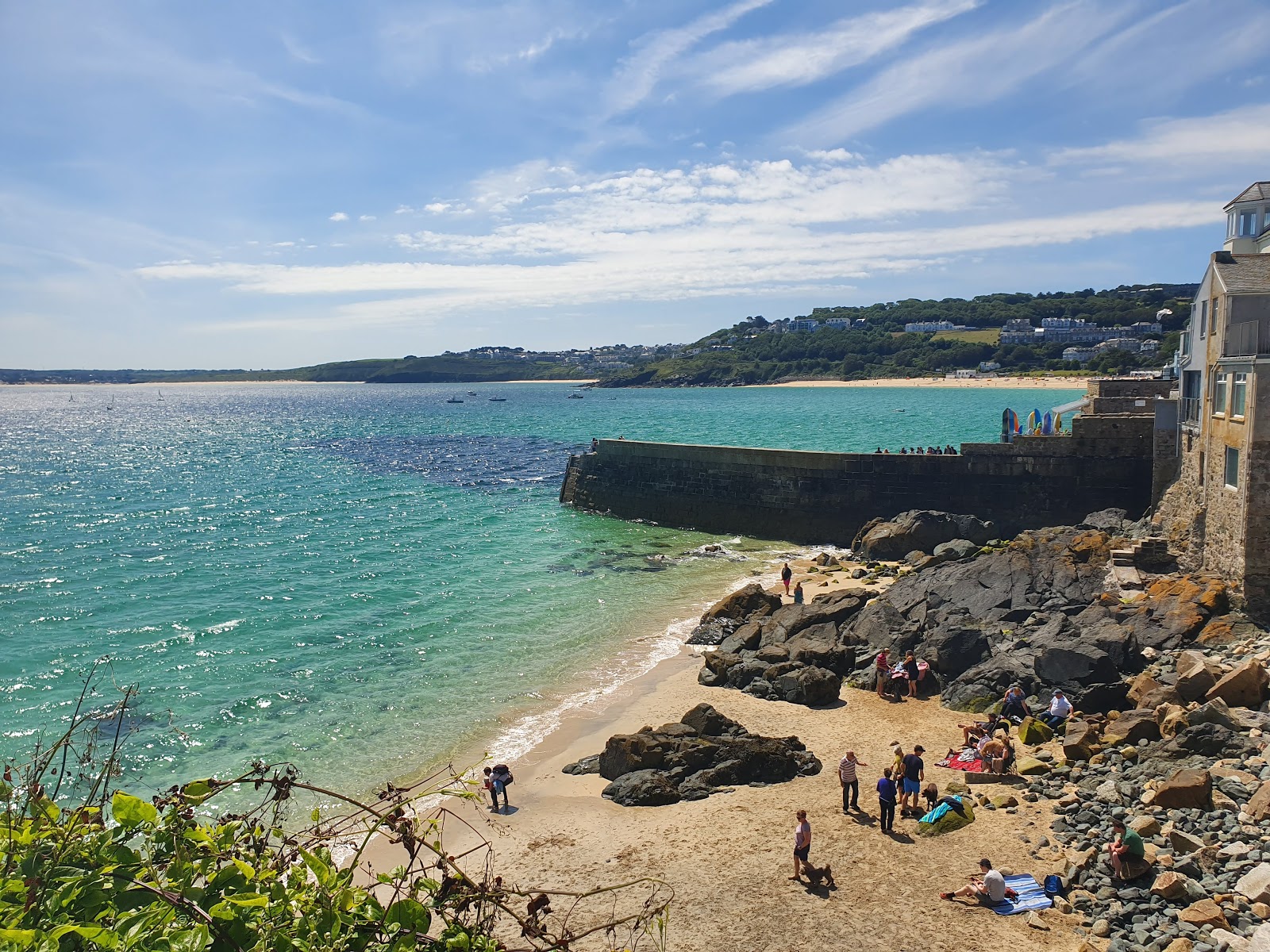 Foto de Playa de Bamaluz rodeado de montañas