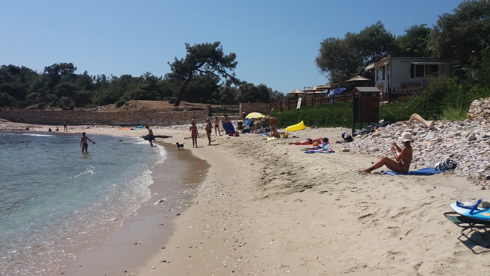 Photo de Ancient Aliki protégé par des falaises