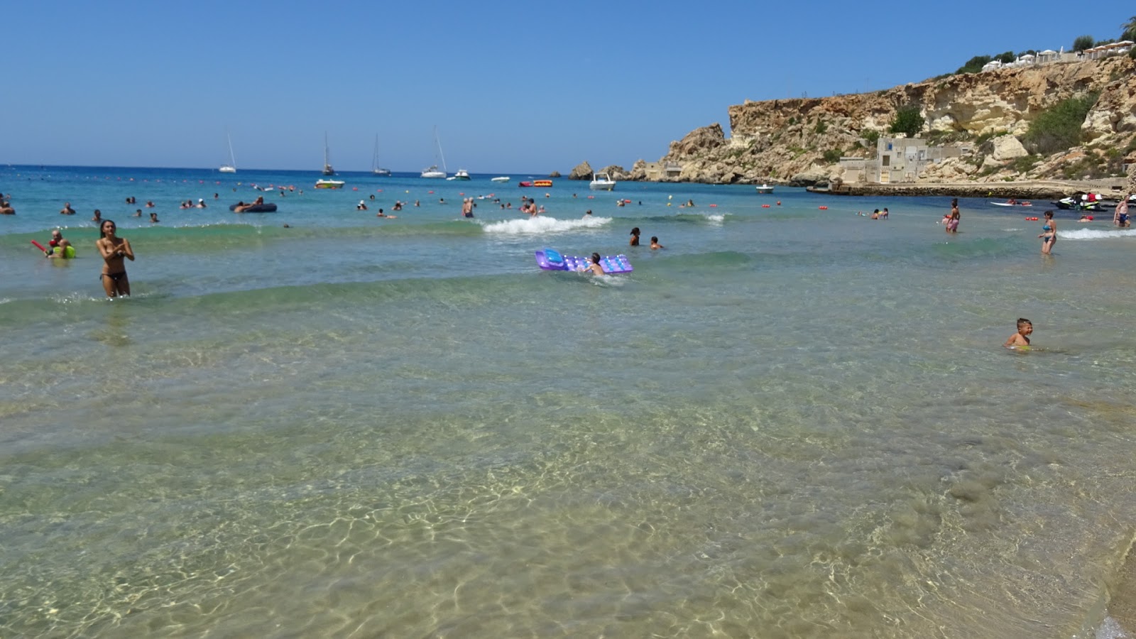 Photo de Golden Bay avec baie spacieuse