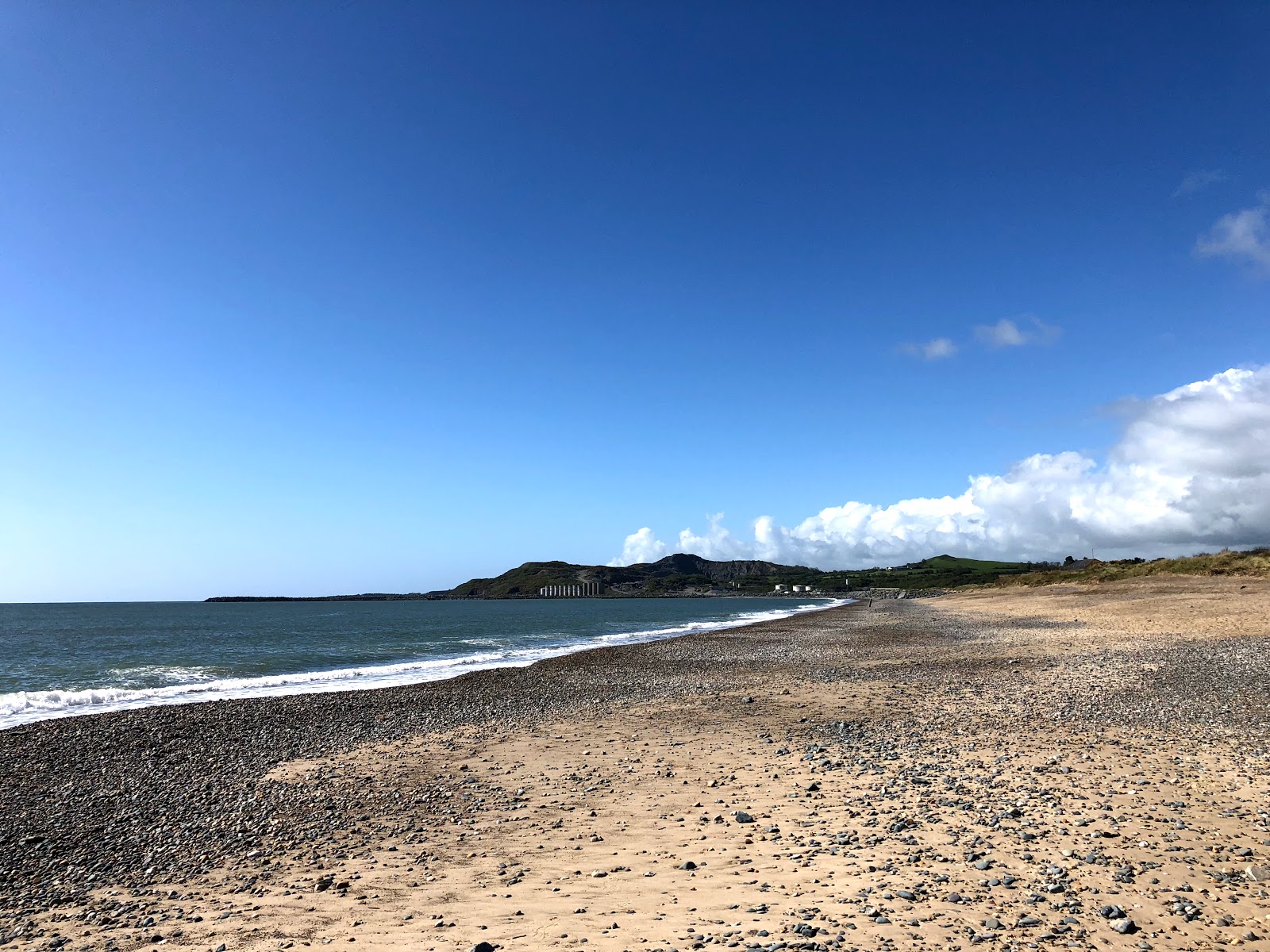 Foto van Arklow South Beach met zand met kiezelstenen oppervlakte