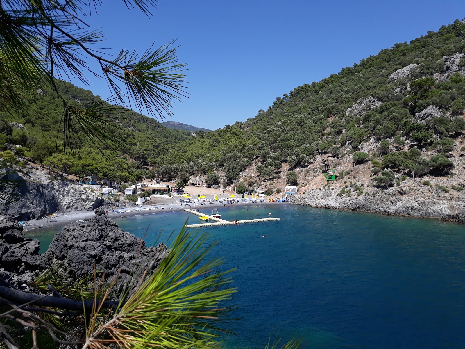 Foto von Aşı Koyu Plajı von Klippen umgeben