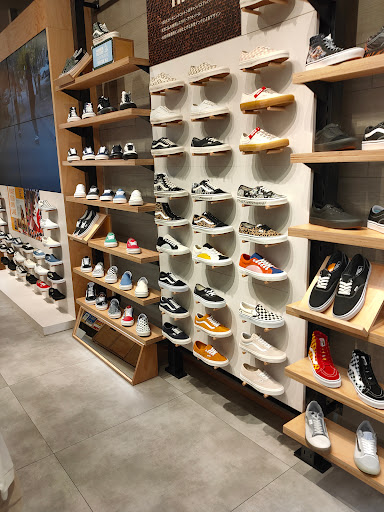 VANS MARK ISみなとみらい店