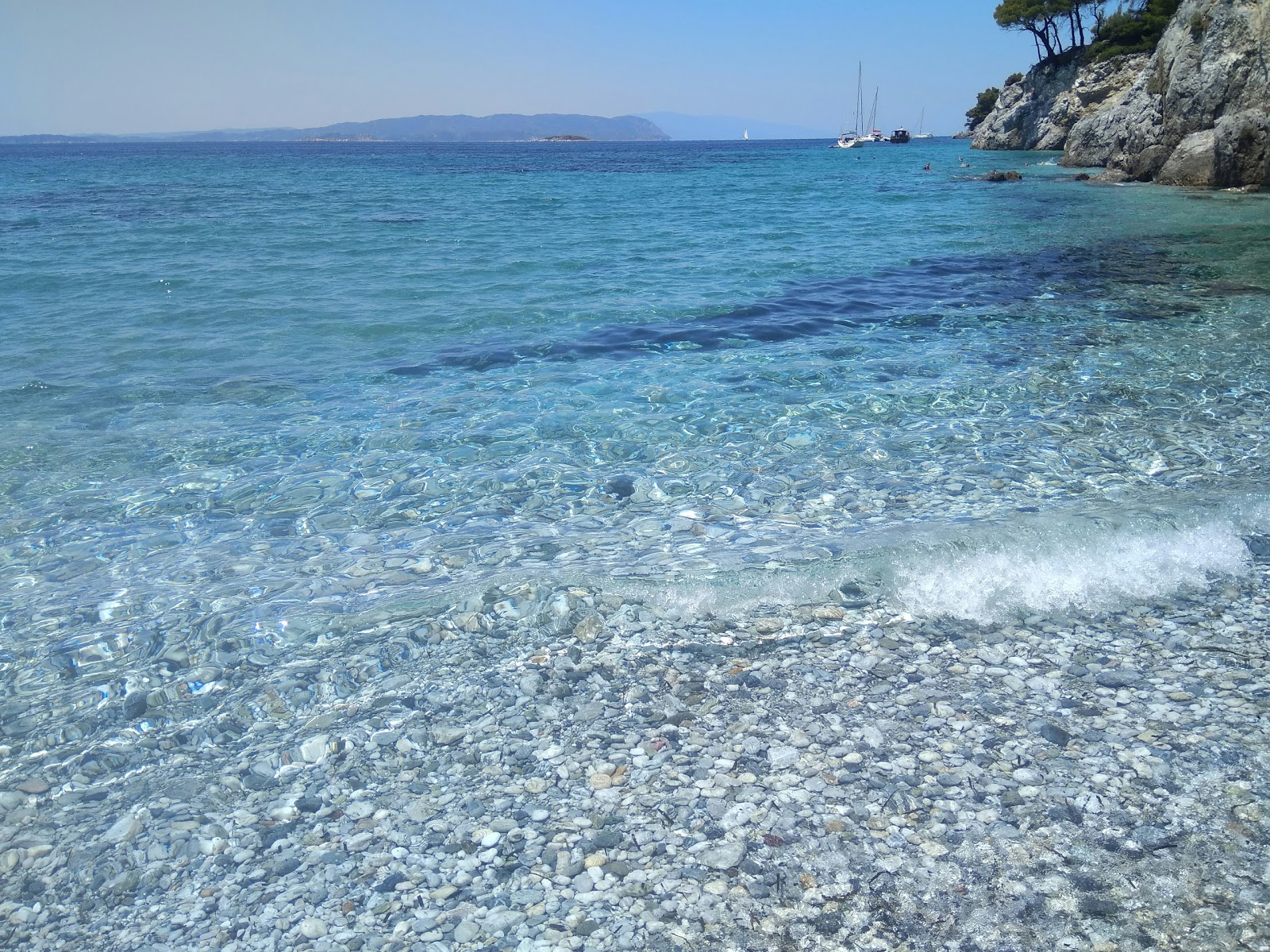 Foto de Playa Kastani con agua cristalina superficie