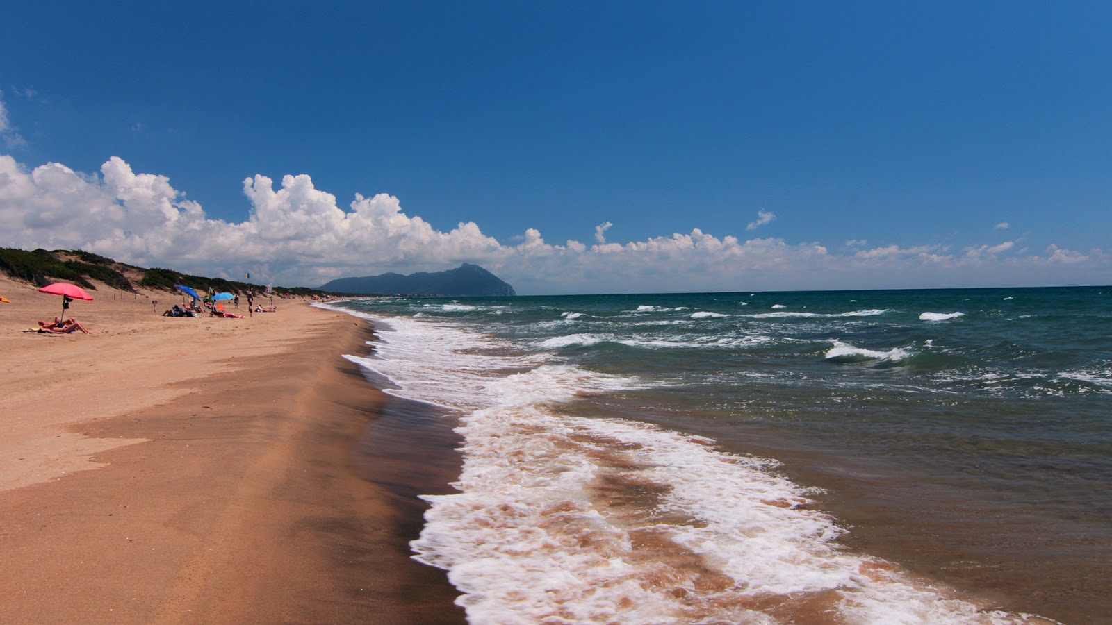 Spiaggia Sabaudia'in fotoğrafı - rahatlamayı sevenler arasında popüler bir yer