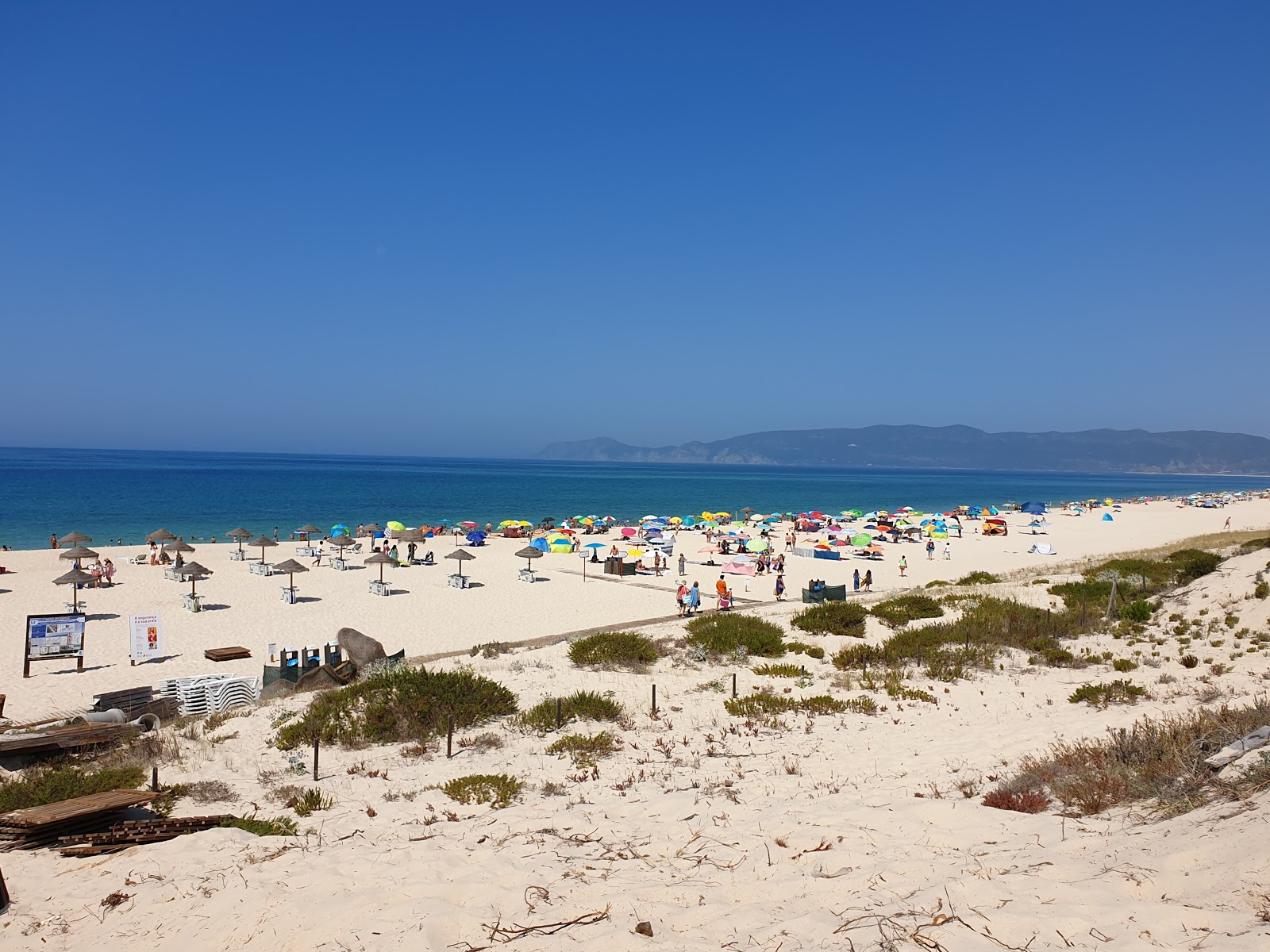 Fotografija Praia Atlantica z beli fini pesek površino