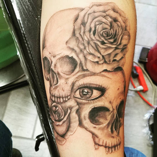 Shameless Tattoos and Piercings, 115 E Burlington Ave, Fairfield, IA 52556, USA, 