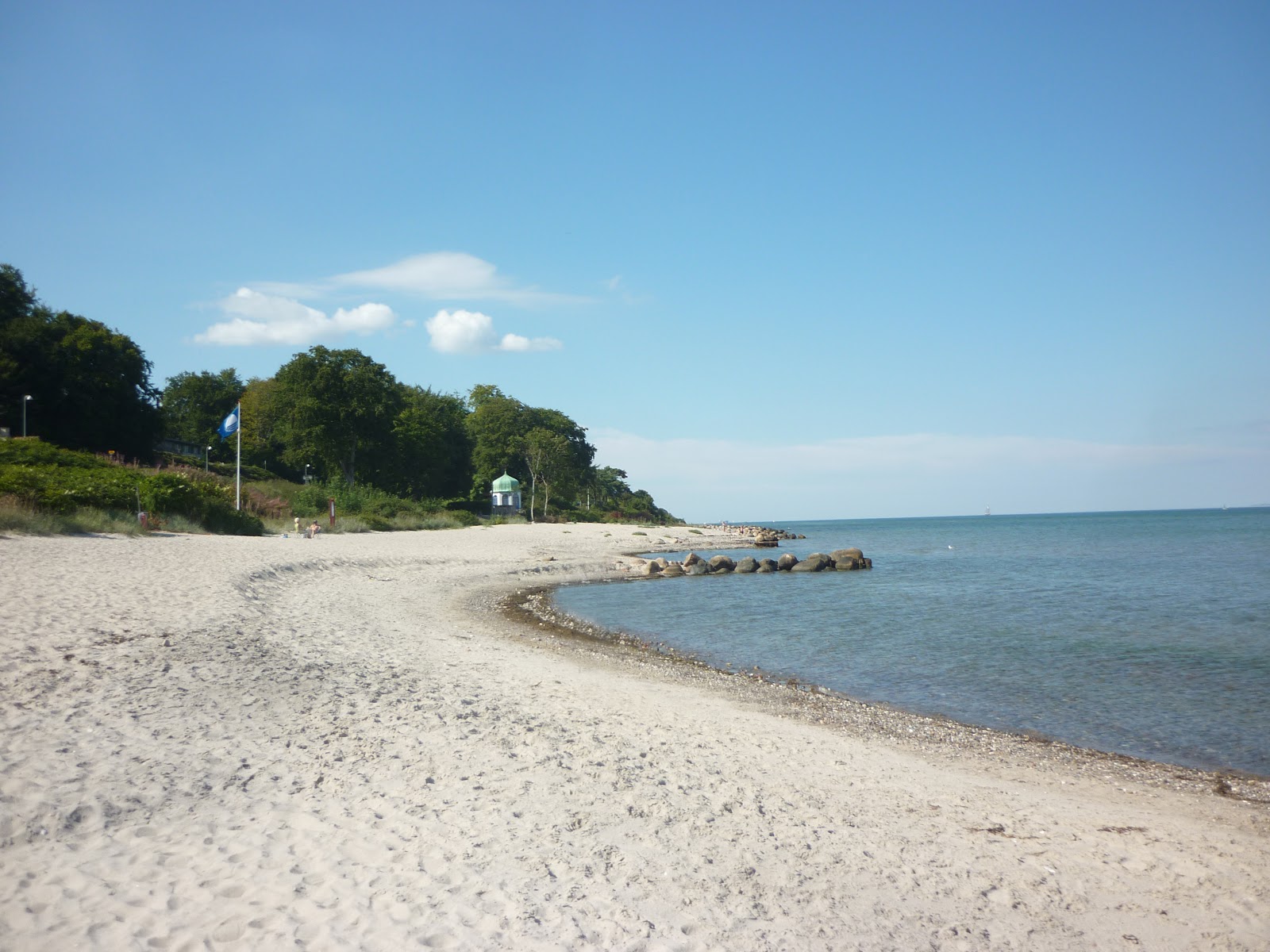 Fotografie cu Julebek Beach cu plajă spațioasă