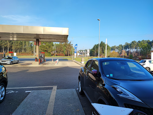 Borne de recharge de véhicules électriques TotalEnergies Station de recharge Saint-Michel-de-Rieufret