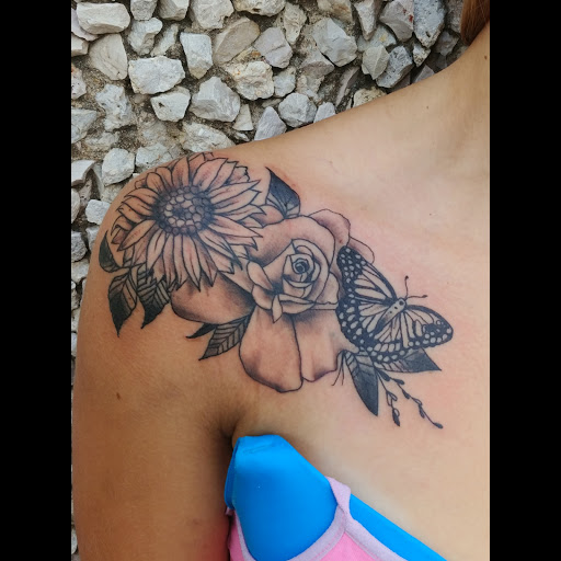 Tattoo Shop «One Love Tattoos», reviews and photos, 903 N Austin Ave, Georgetown, TX 78626, USA