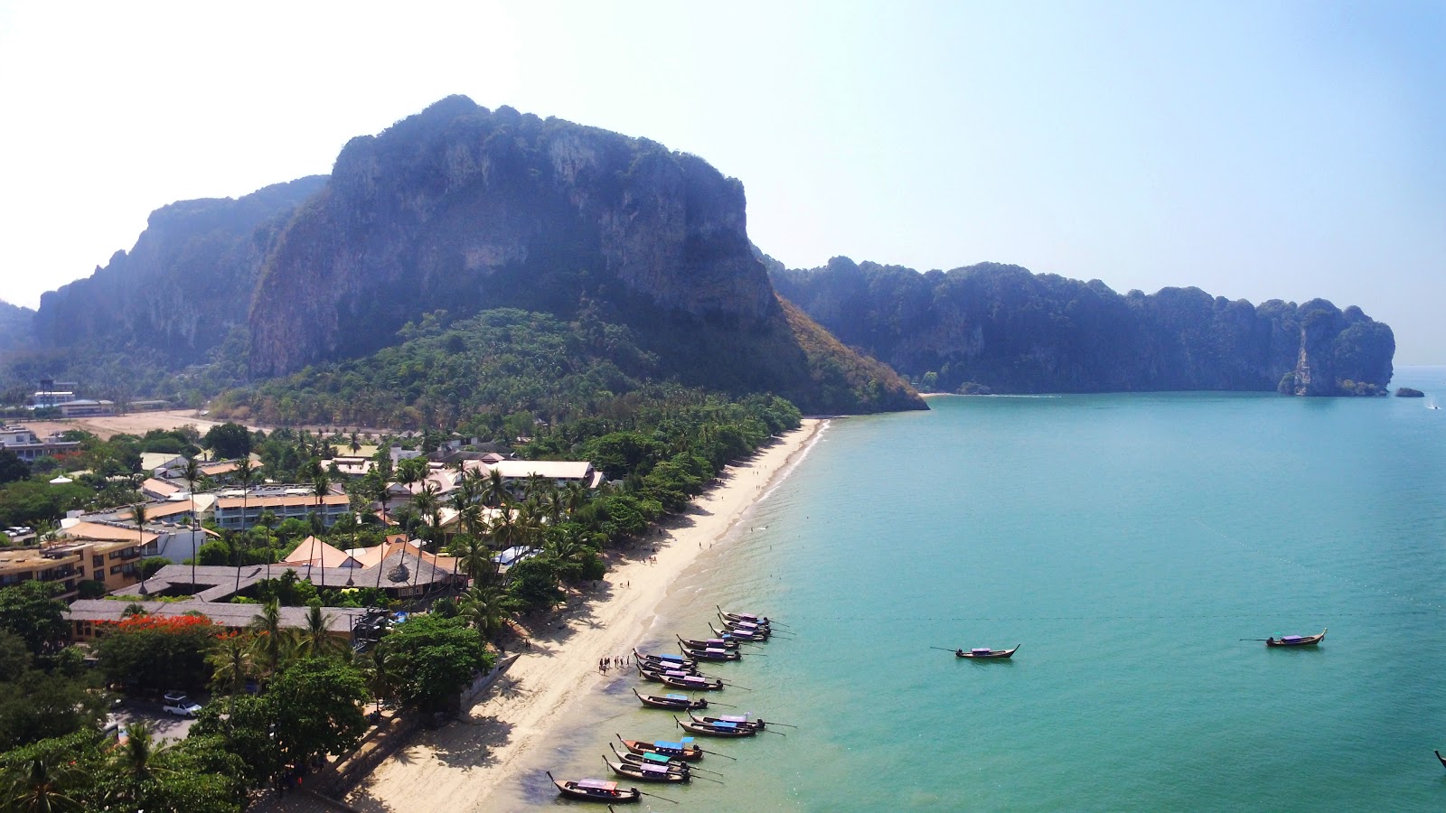 Foto af Ao Nang Beach omgivet af bjerge