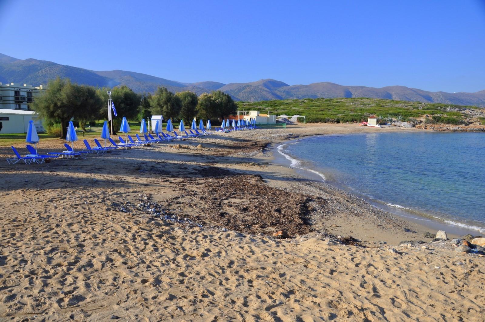 Zdjęcie Agia Varvara beach z powierzchnią brązowy piasek