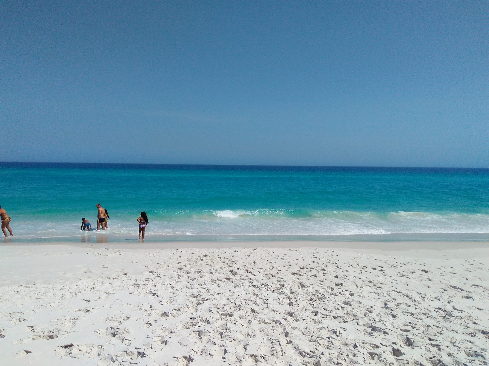 Praia Grande de Figueira的照片 带有碧绿色纯水表面