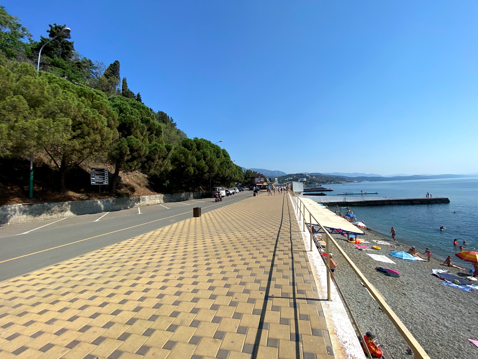Φωτογραφία του Royal beach με γκρίζο βότσαλο επιφάνεια
