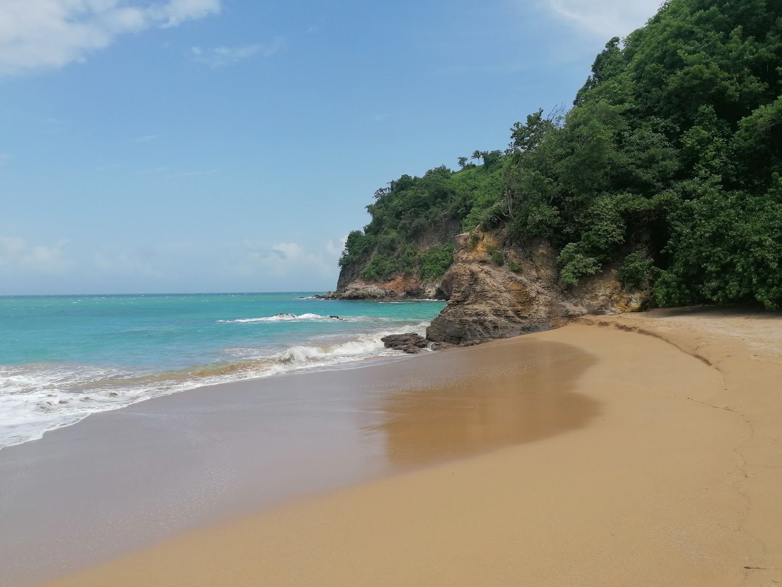 Fotografie cu Plage de Tillet cu nivelul de curățenie înalt