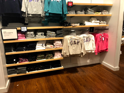 Clothing Store «Gap», reviews and photos, 18511 Outlet Blvd, Chesterfield, MO 63005, USA