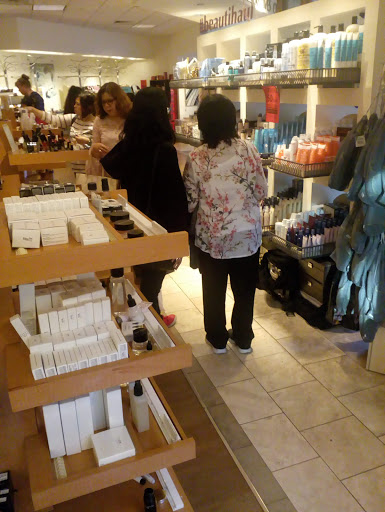 Shopping Mall «Woodburn Premium Outlets», reviews and photos, 1001 N Arney Rd, Woodburn, OR 97071, USA