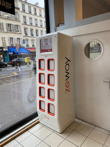 Borne de recharge de véhicules électriques ZEWAY - station d'échange de batteries Paris