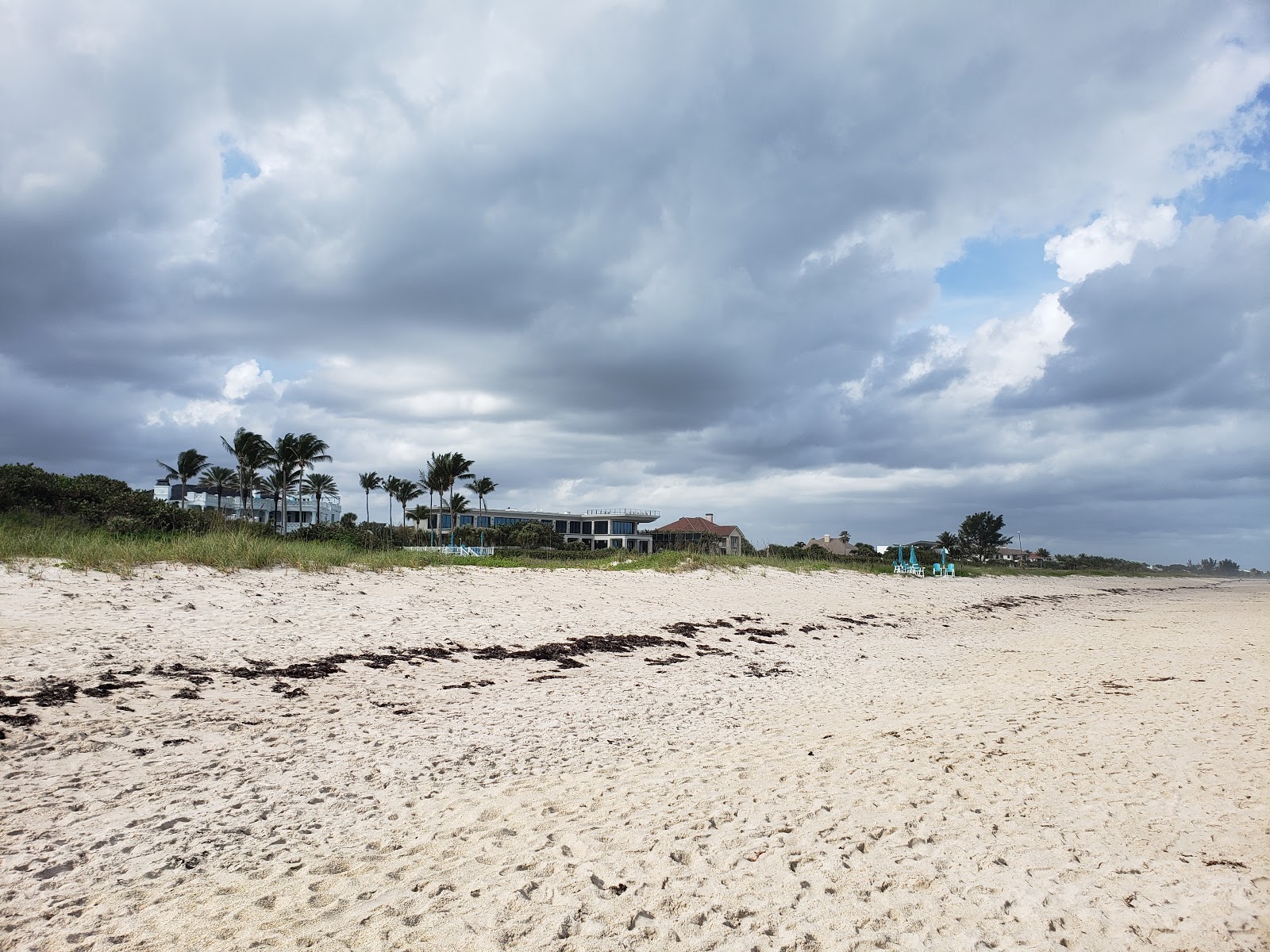 Valokuva Round Island beachista. pinnalla turkoosi vesi:n kanssa