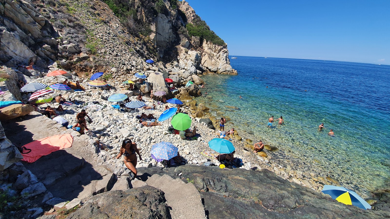 Spiaggia della Crocetta'in fotoğrafı taşlar yüzey ile