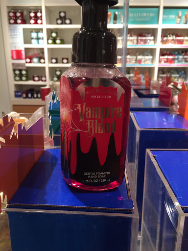 Beauty Supply Store «Bath & Body Works», reviews and photos, 200 E Pratt St, Baltimore, MD 21202, USA