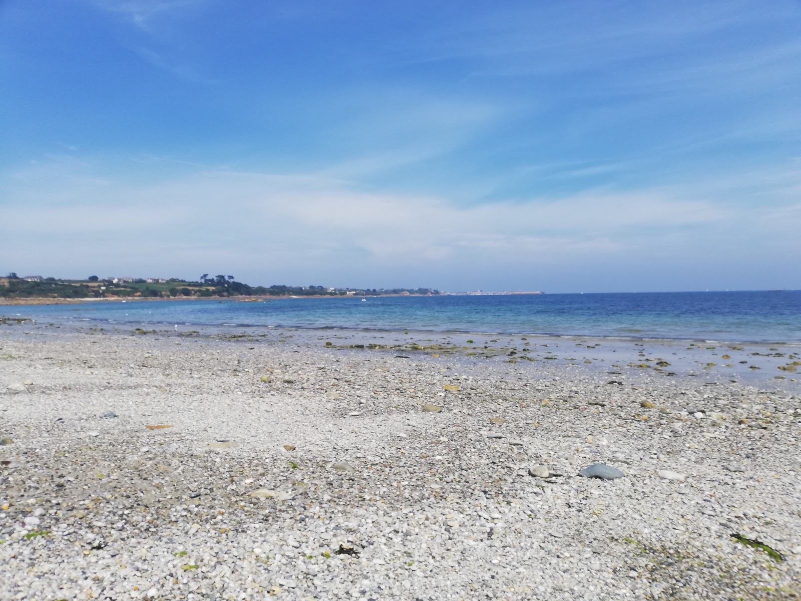 Plage de Kersaliou'in fotoğrafı düz ve uzun ile birlikte