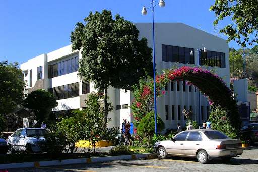 Advertising universities in San Salvador